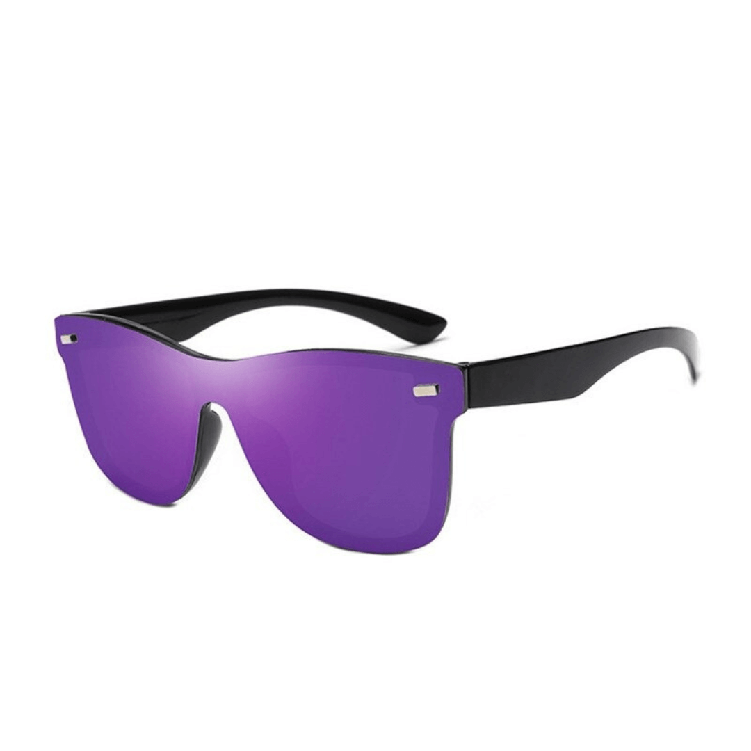 Óculos de sol Eleno modelo dia a dia em ângulo lateral na cor roxo, disponível em: ethosloja.com.br