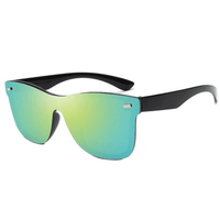 Thumbnail for Óculos de sol Eleno modelo dia a dia em ângulo lateral na cor dourado, disponível em: ethosloja.com.br