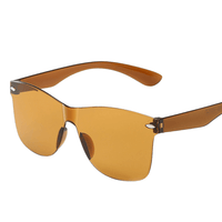 Thumbnail for Óculos de sol Erys modelo dia a dia em ângulo lateral na cor marrom, disponível em: ethosloja.com.br