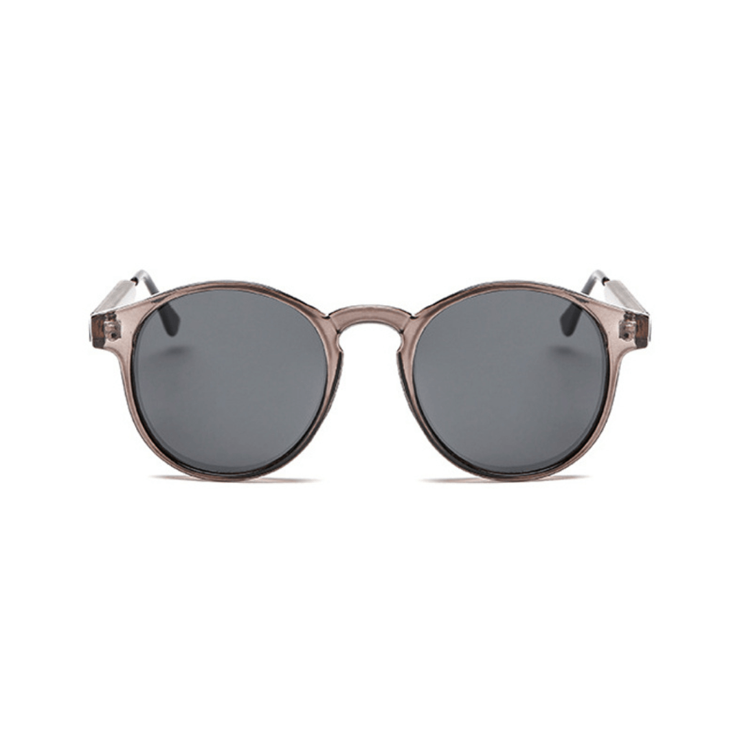 Óculos de sol Round modelo dia a dia em ângulo frontal na cor grafite com preto, disponível em: ethosloja.com.br