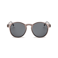 Thumbnail for Óculos de sol Round modelo dia a dia em ângulo frontal na cor grafite com preto, disponível em: ethosloja.com.br