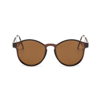 Thumbnail for Óculos de sol Round modelo dia a dia em ângulo frontal na cor marrom, disponível em: ethosloja.com.br
