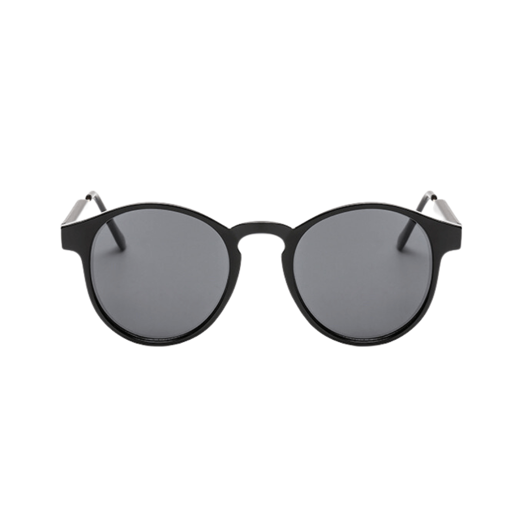 Óculos de sol Round modelo dia a dia em ângulo frontal na cor preto, disponível em: ethosloja.com.br